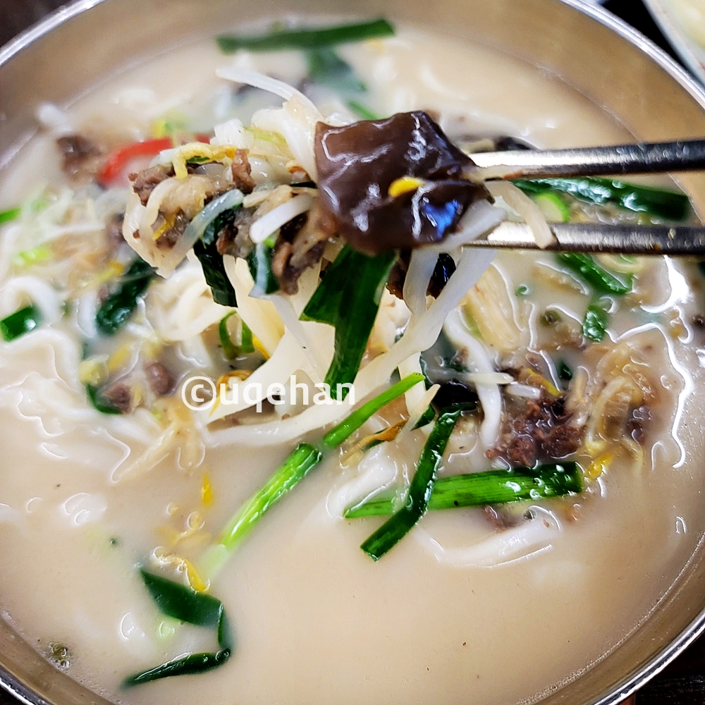 양주 밀곳 칼국수 사진이다. 쑥주와 부추 , 목이버섯그리고 칼국수면을 젓가락으로 들고있다.