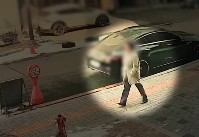 이 사진은 지난 10일 오후 1시30분쯤 대전 서구의 한 초등학교 인근 마트에 흉기를 구입하러 가는 40대 여교사의 모습. SBS 보도화면 캡처 사진입니다.