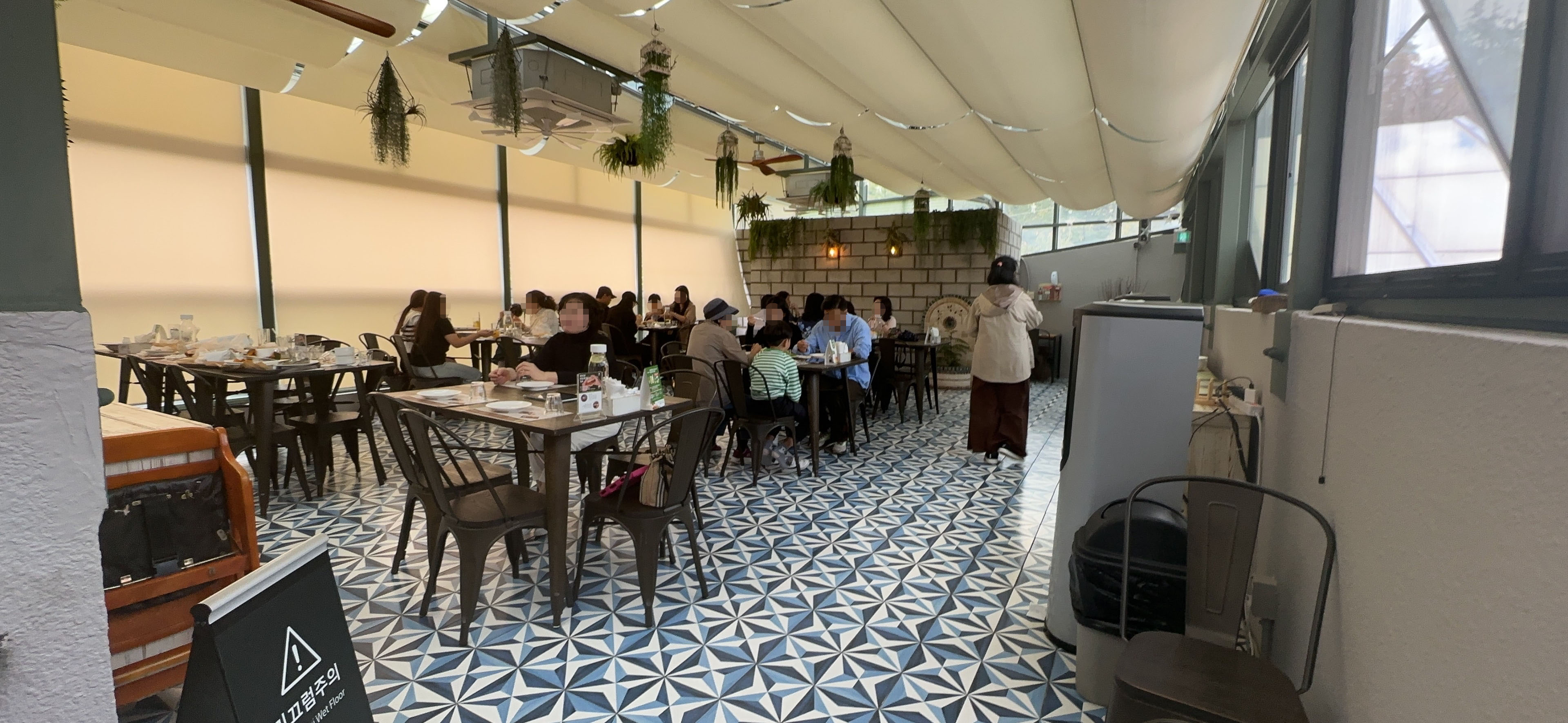  유니스의 정원 레스토랑 야외 및 실내 