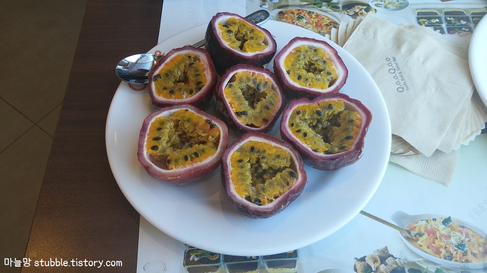 접시에 패션후르츠 반쪽 7조각이 있다.