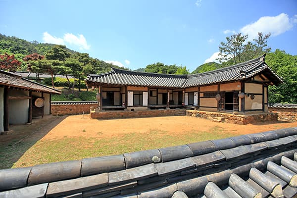 조선시대 궁궐 기와는 왜 더 무거웠을까? 민가와 다른 전통기와