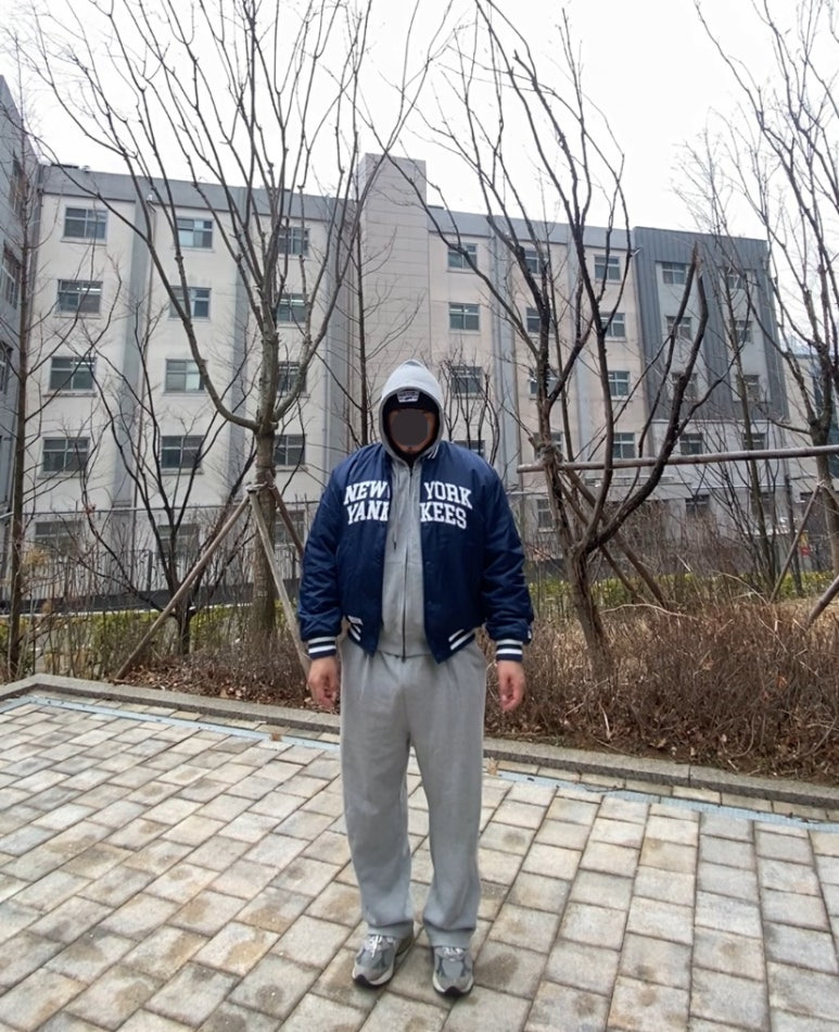 데일리룩('26.1.15.)반스 VANS 밀포드 비니, 뉴에라 MLB 뉴욕양키스 스타디움재킷 야구점퍼, 토피 그레이 후드티 집업, 토피 그레이 와이드 팬츠, 뉴발란스 993 그레이