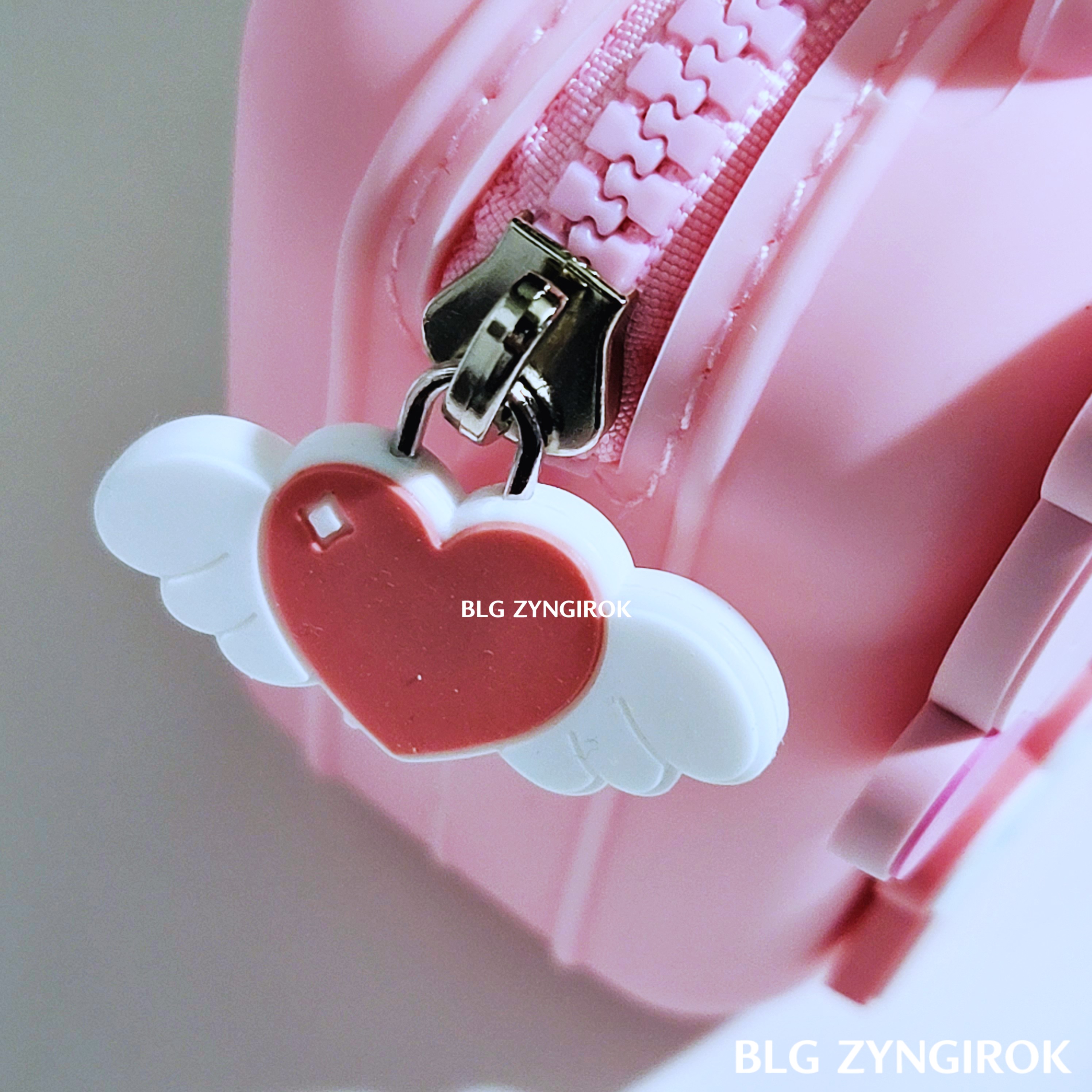 티니톡 크로스백 지퍼모습이다. 날개달린 하트가 달려있다.