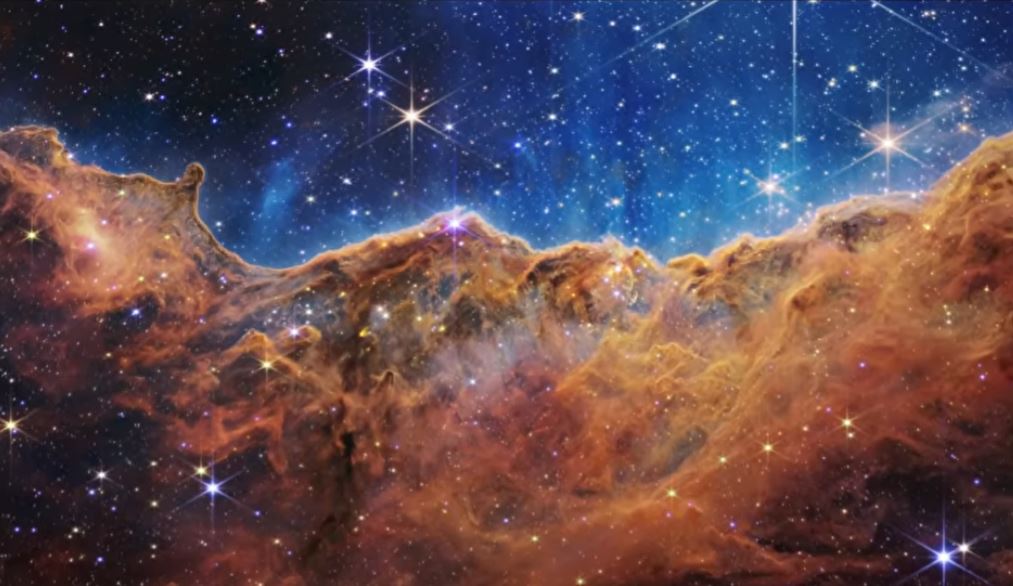 이 사진은 지구에서 약 7,600광년 떨어진 카리나 성운(용골자리 성운)의 일부인 'NGC 3324' 영역입니다.