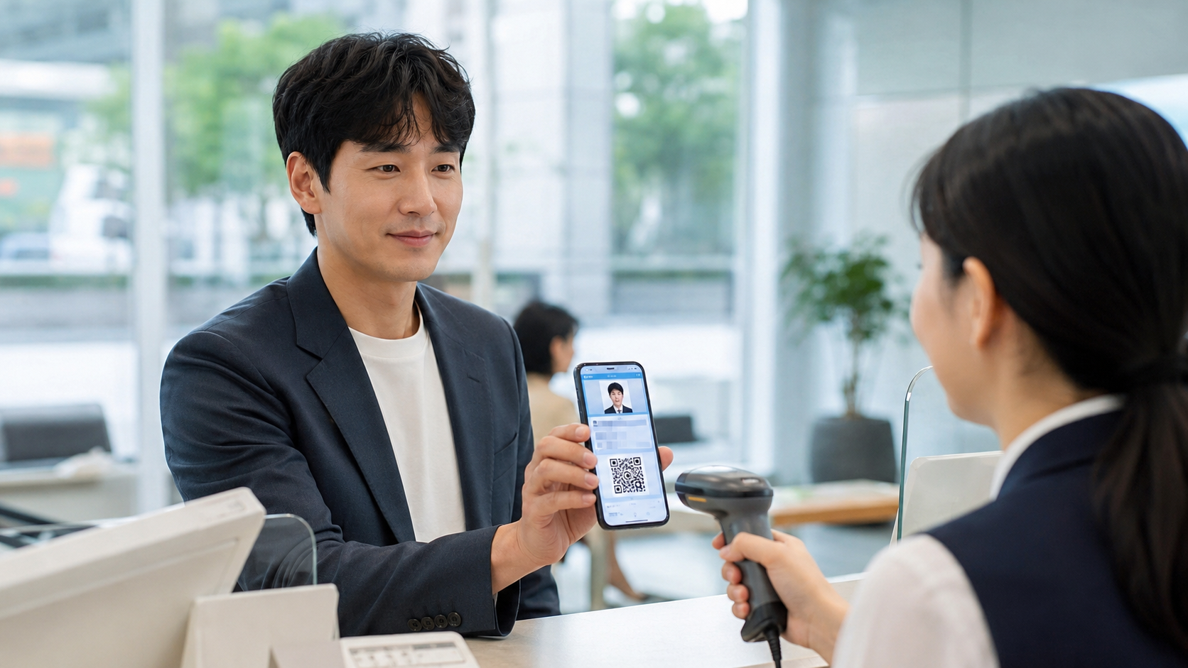 행정기관 창구에서 스마트폰 모바일신분증을 제시하는 남성