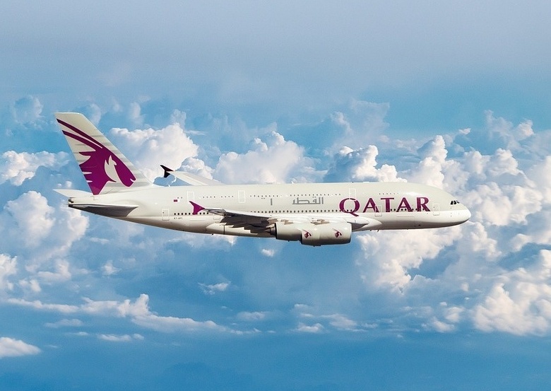 하늘에서-구름위를-날고있는-카타르항공