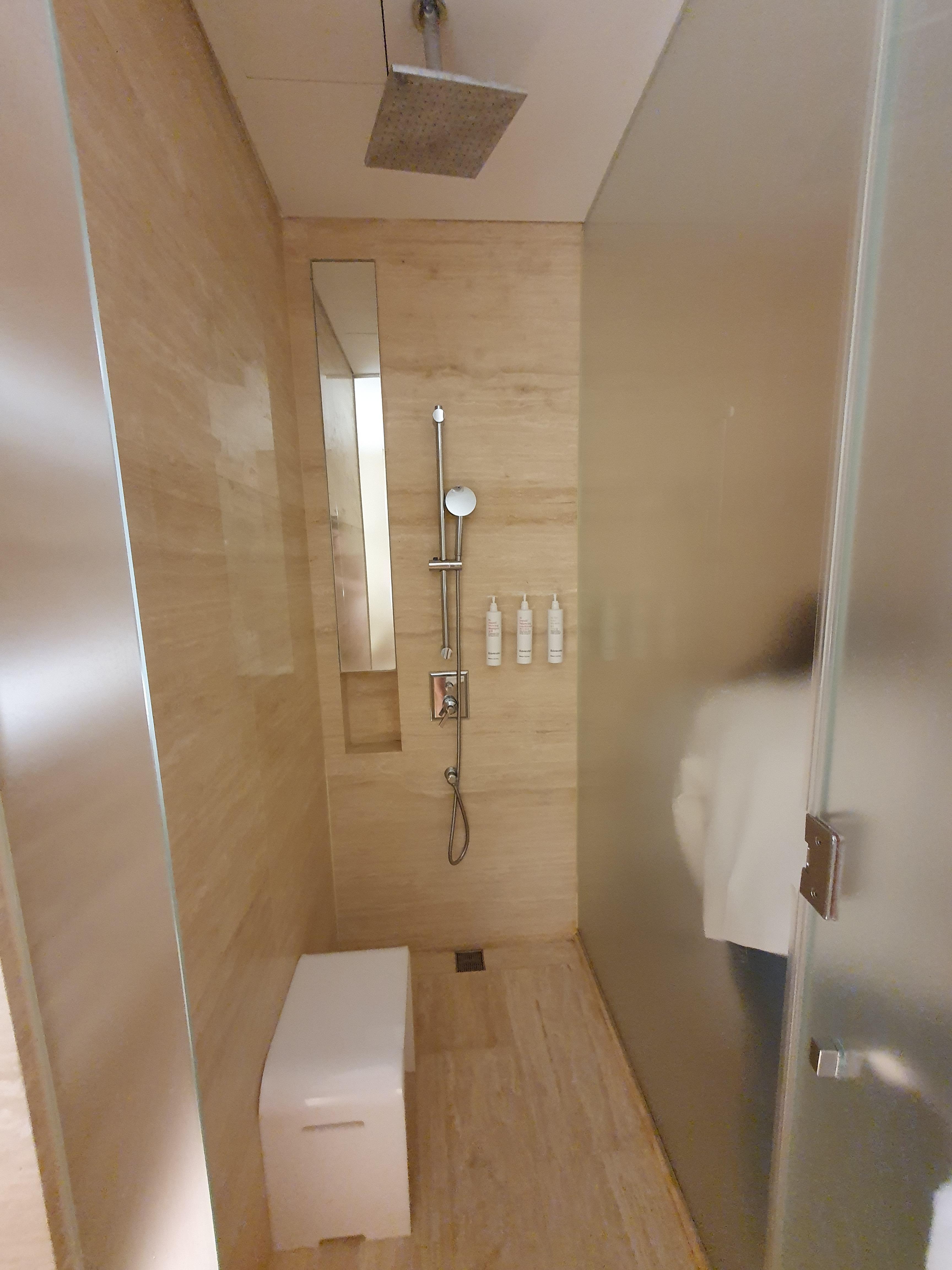 메리어트관 패밀리 객실의 욕실 샤워부스가 따로 존재함.