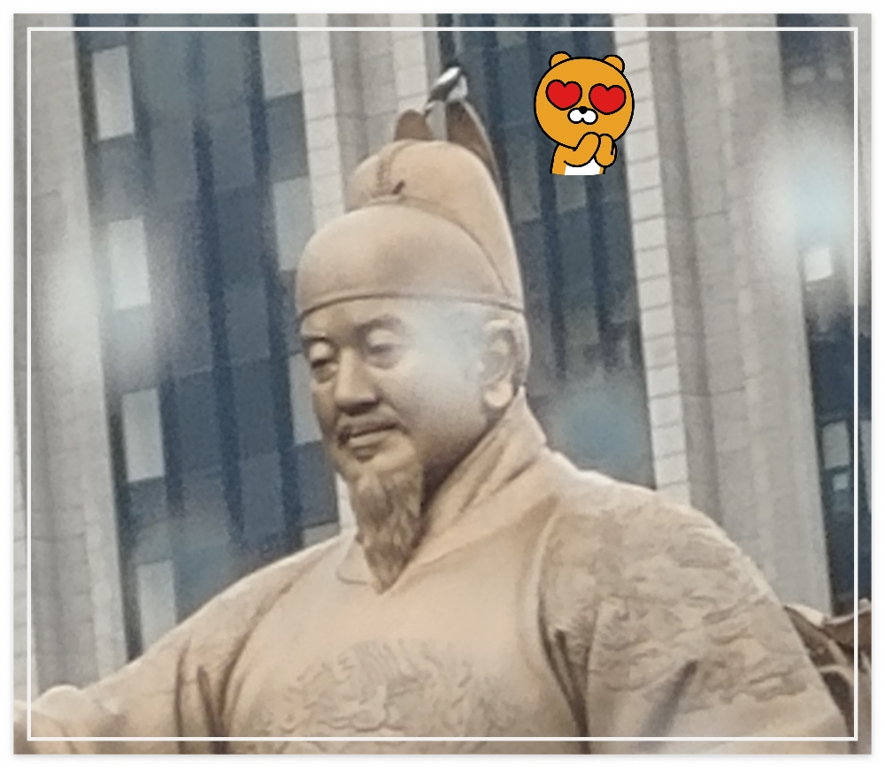 청운효자동-주민센터로-주민센터-우산-찾으러-가는-길에-만난 '세종대왕-동상;-까치가-임금님-'익선관'에-앉아-있다😅