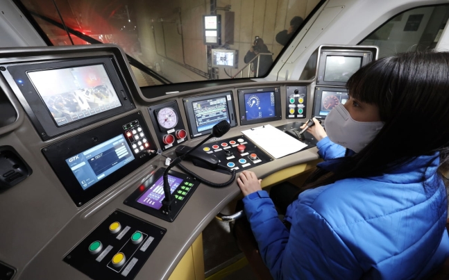 서울 강남구 수서역에서 기관사가 수도권 광역급행철도(GTX)-A 수서-동탄구간 영업시운전을 실시하고 있다