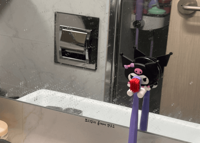 욕실 거울 얼룩진 사진