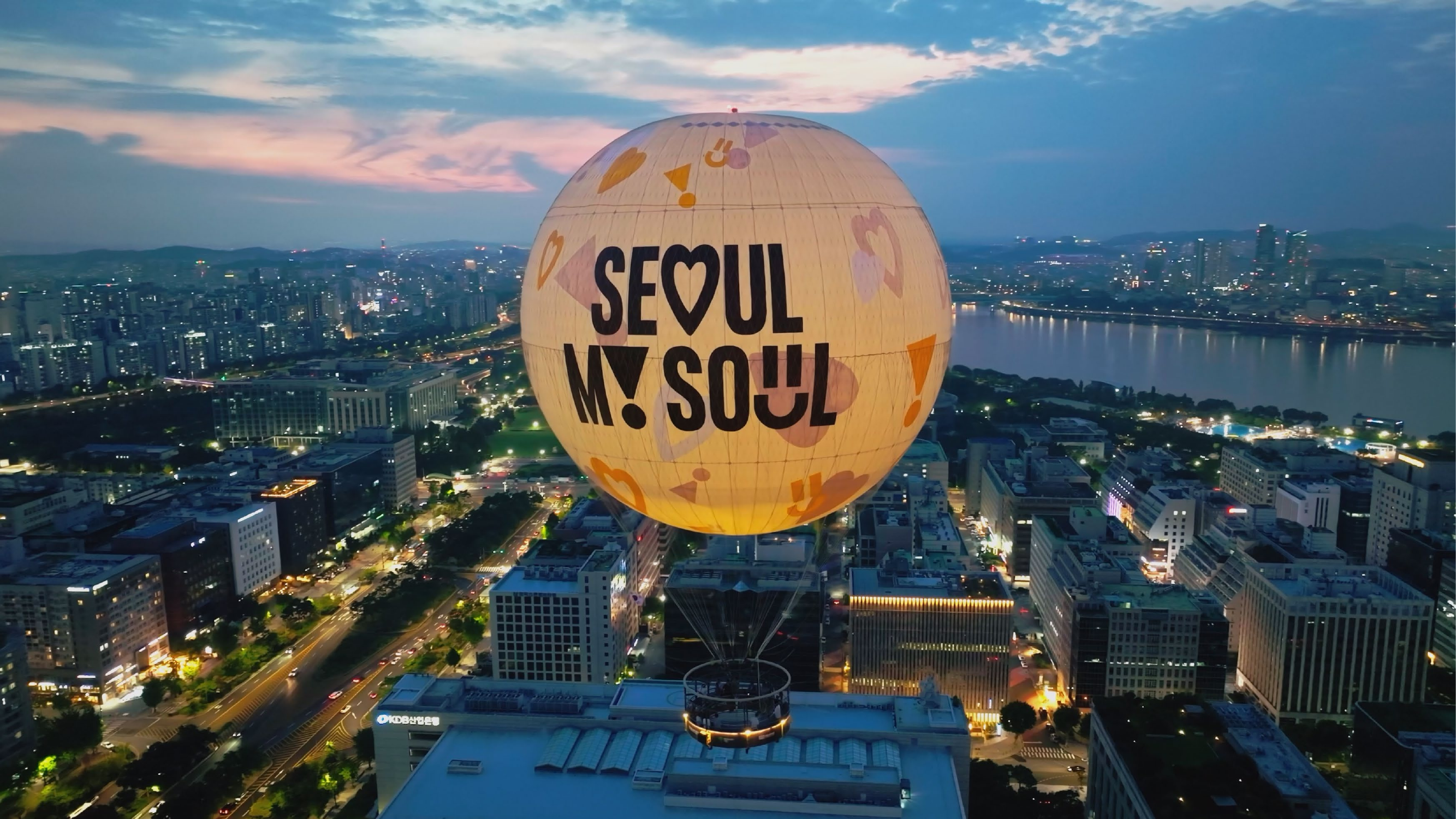 서울의달 열기구가 도시에 떠있는 사진