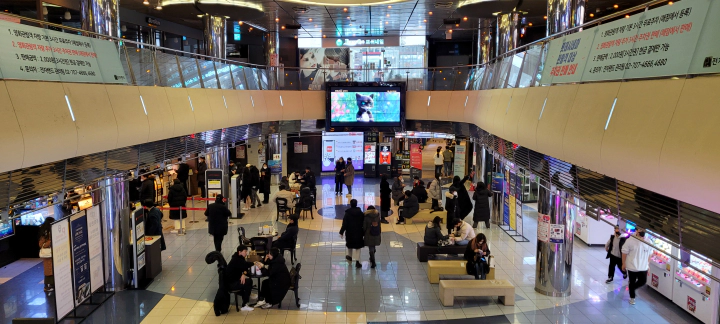 롯데시네마 용산이 아바타2 물의길 개봉으로 붐빕니다.