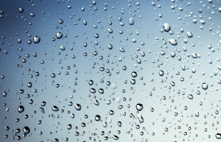 창에 맺힌 물방울