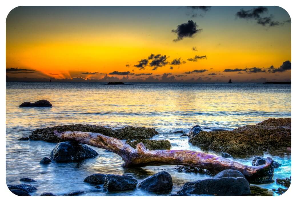 할레이와 해변 일몰 무렵 바닷가를 보며 찍은 사진