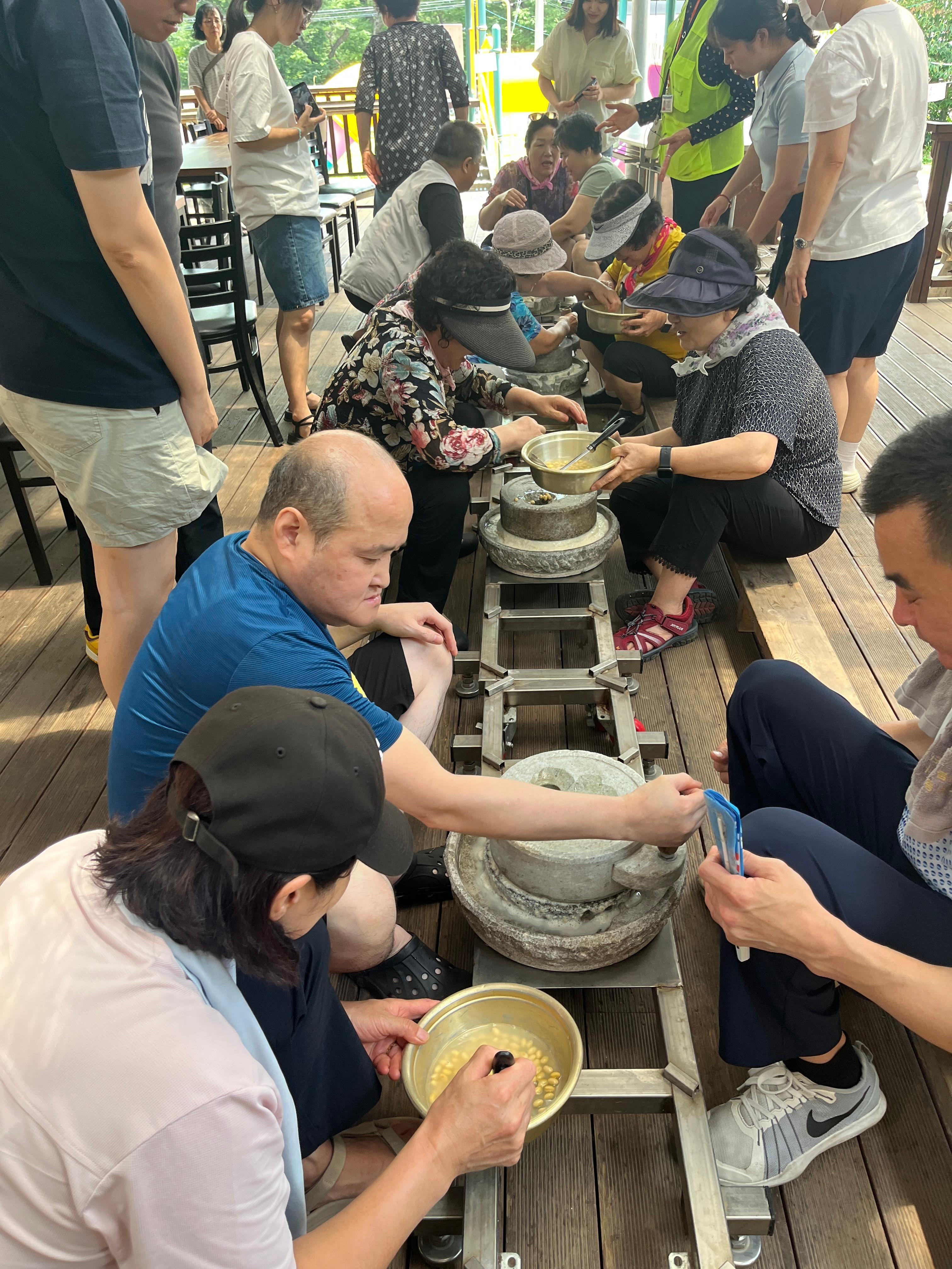 멧돌로 콩을 가는 체험을 하는 모습