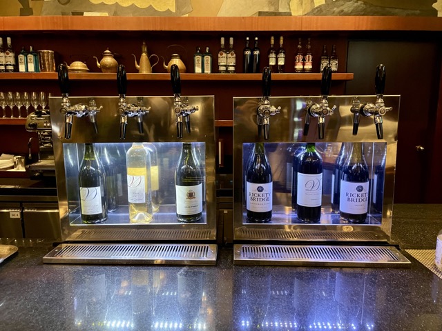 와인과-샴페인-등-주류와-음료가-준비되어-있습니다.