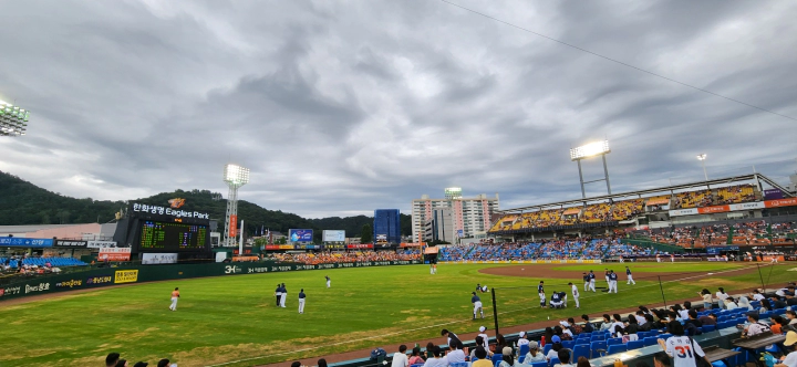 대전 한화생명이글스파크 직관. 독수리맥주가 있는 팬 친화적 구장. The only way is up!