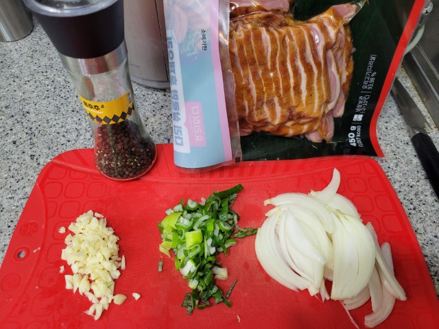 훈제오리 볶음 재료