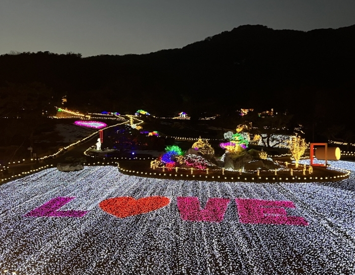 눈내림-별내림-불빛축제-바닥에-LOVE조명이-들어오고-있다