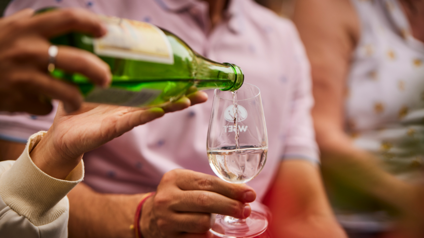 사케를 목욕물에 첨가하는 이미지 그려줘