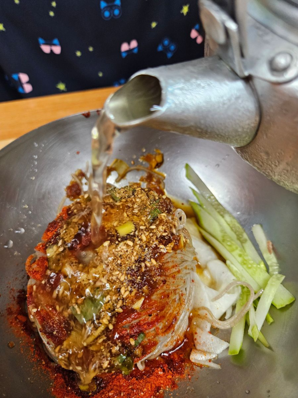 송원막국수 육수붓다