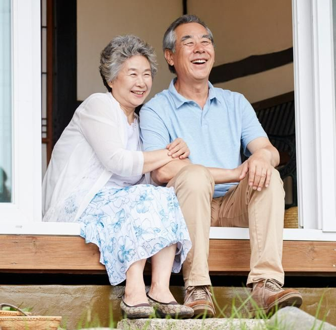 2026년 기초연금 인상으로 안정된 노후를 보내는 행복한 노부부 이미지