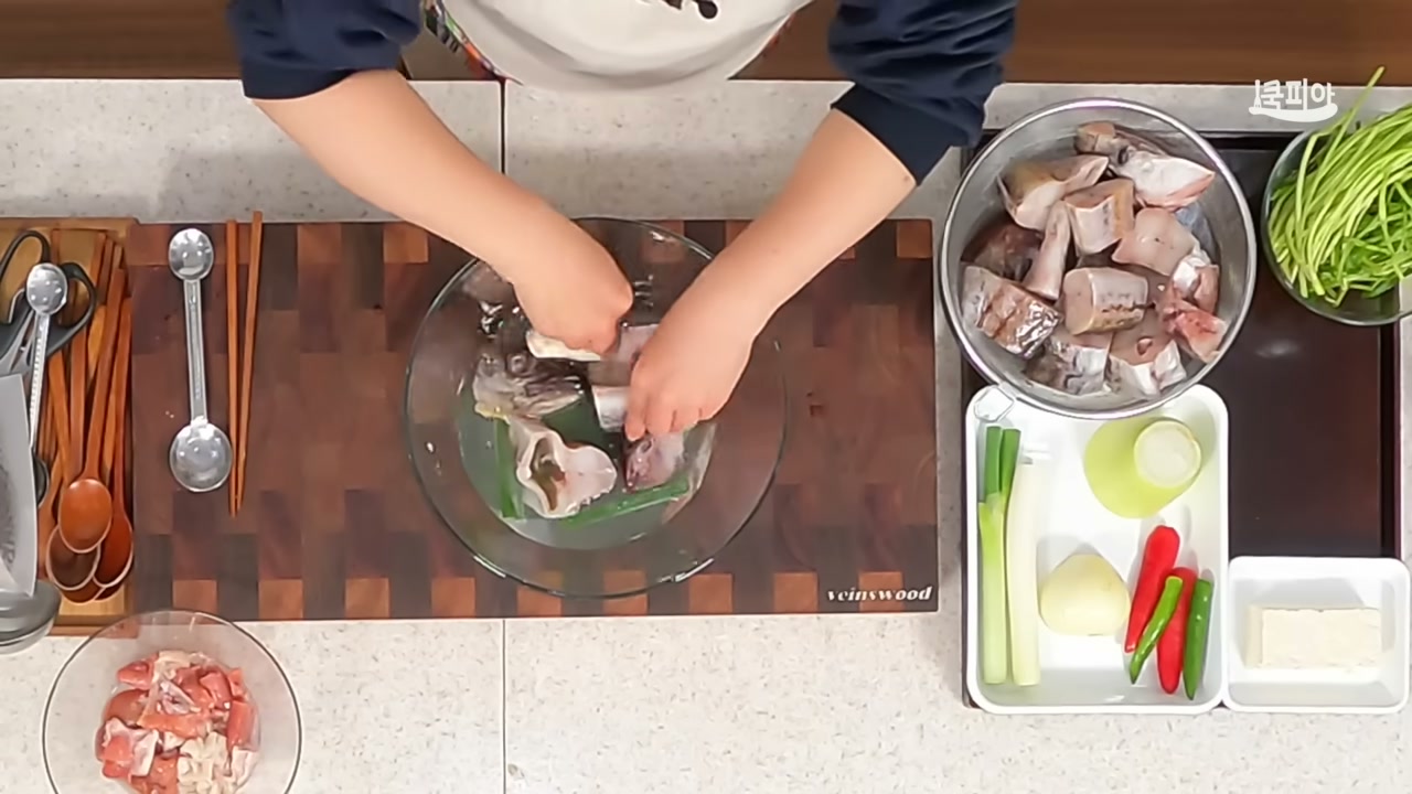 쌀뜨물에 동태를 담가 해동하는 장면