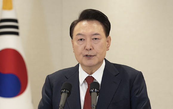 윤석열 대통령이 12일 서울 용산 대통령실 청사에서 대국민 담화를 하고 있다. (사진=대통령실 제공) 2024.12.12. [사진=연합뉴스]