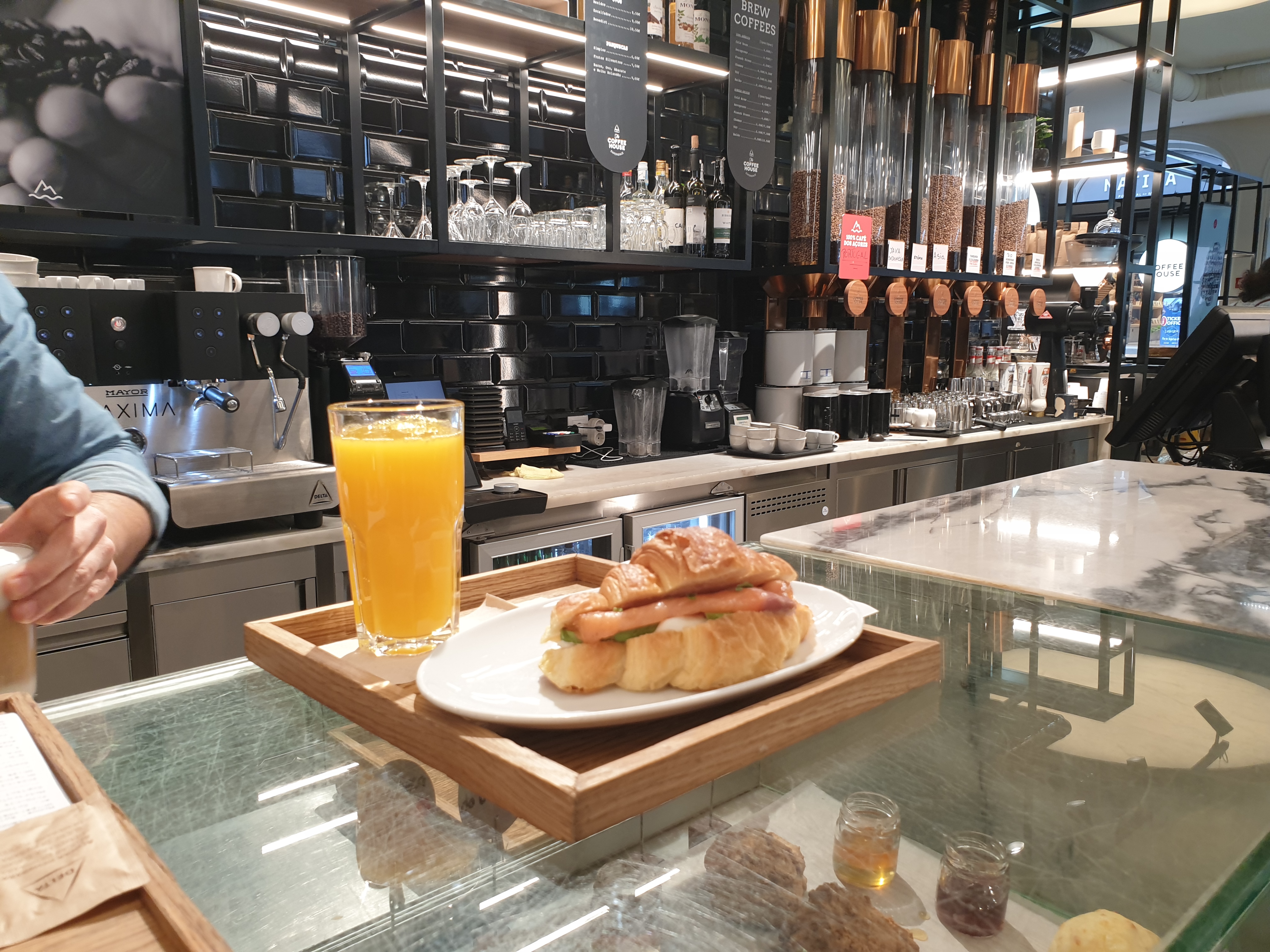 포르투 더 커피 하우스 크로와상 샌드위치와 오렌지주스