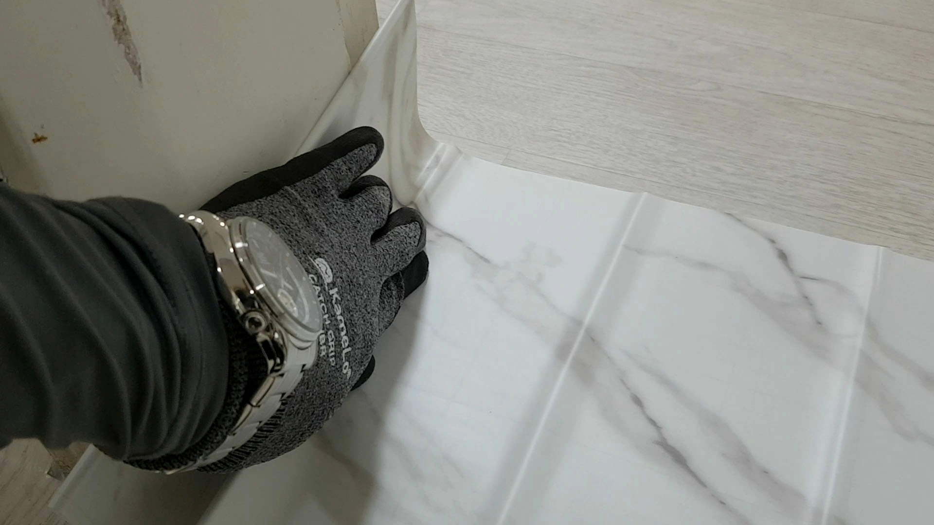 시트지 붙이는 모습