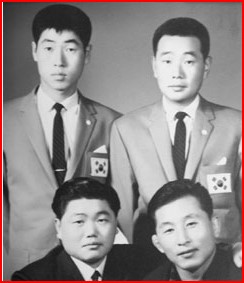 국가대표 시절 사진촬영하는 김성근