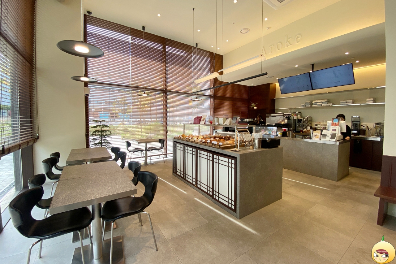 빵이 있는 진열대 공간