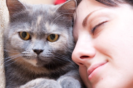여자와 고양이.