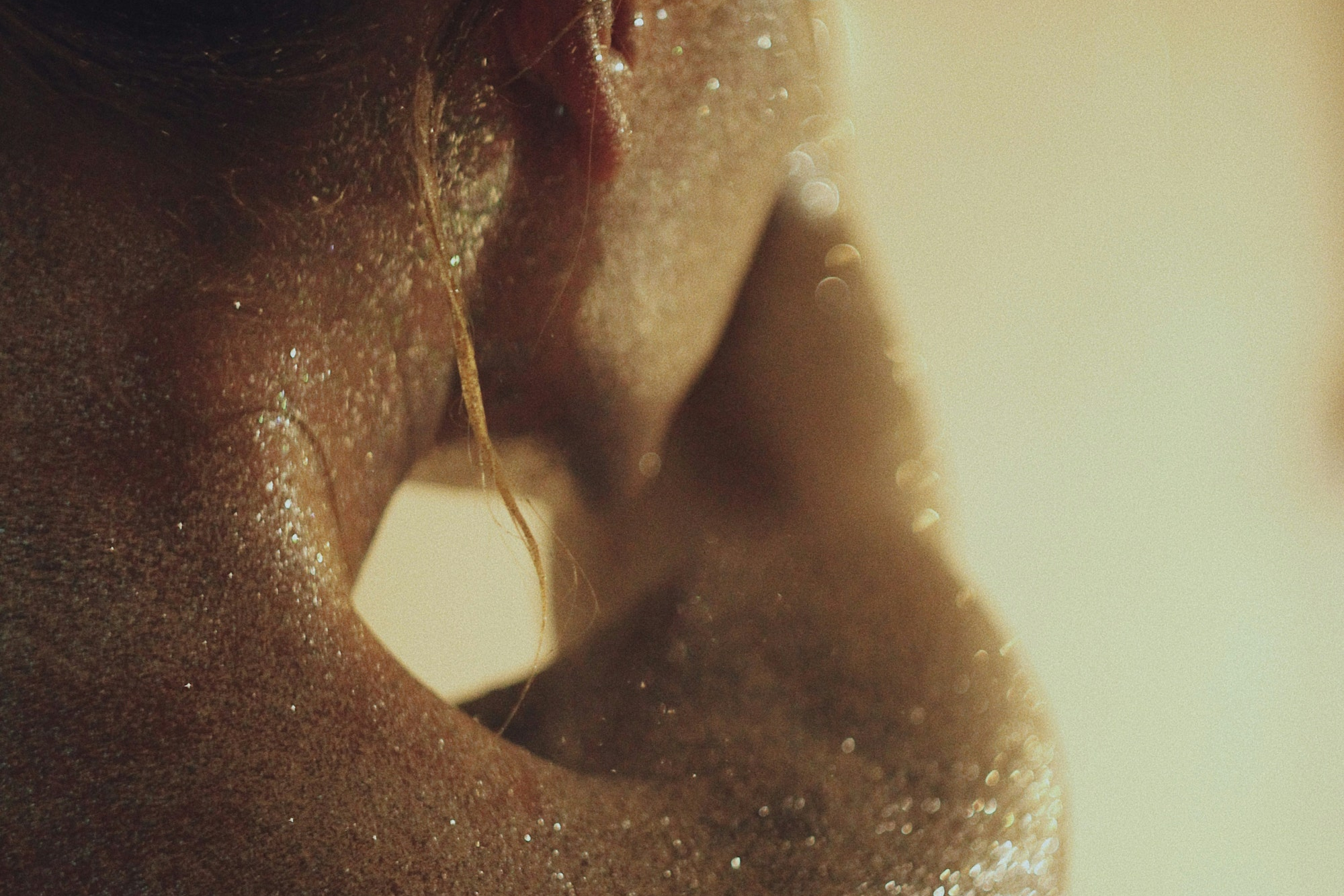 피부에 내려앉는 시원한 미스트 입자