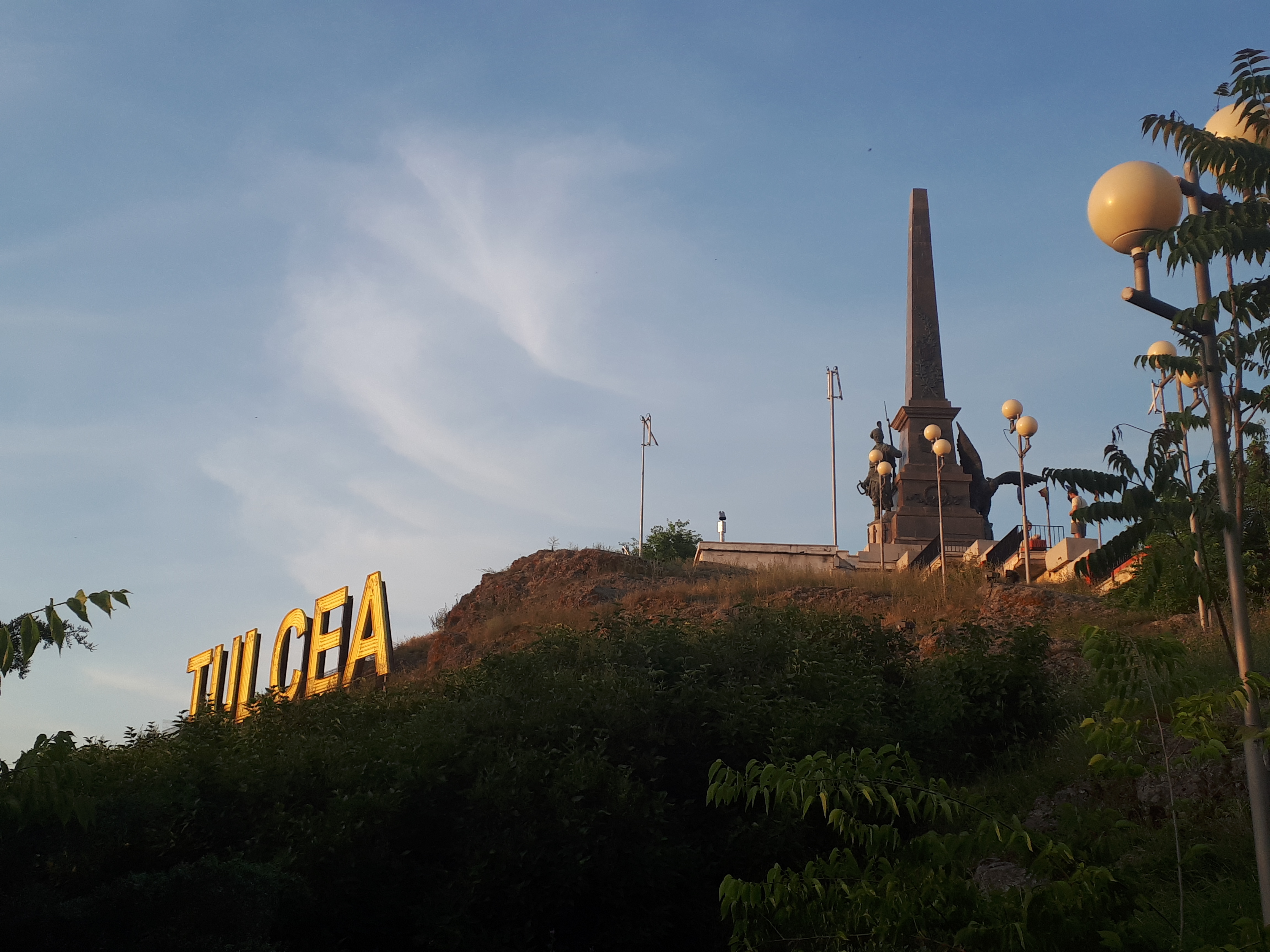 루마니아 툴체아 영웅들의 기념비와 도시 레터