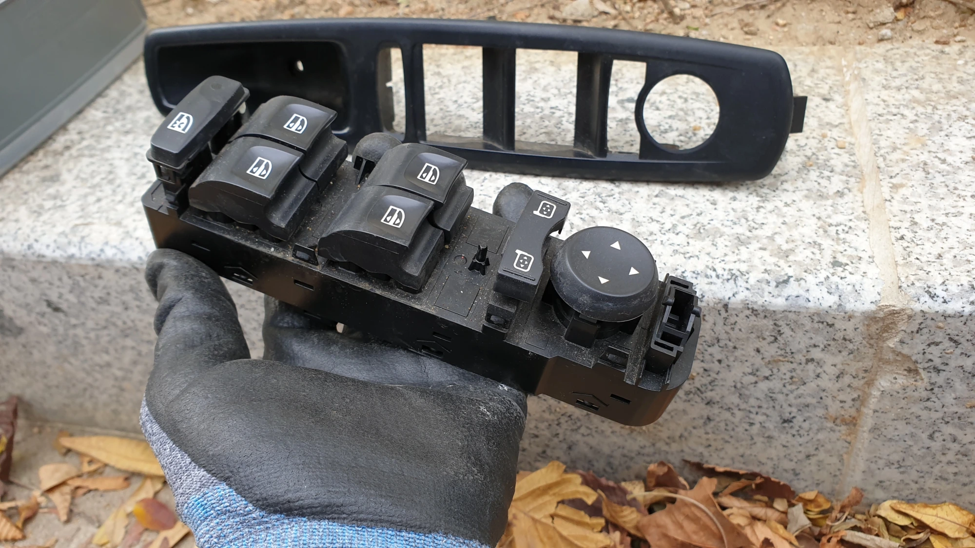 윈도우 스위치 사이드미러 버튼 탈거 모습