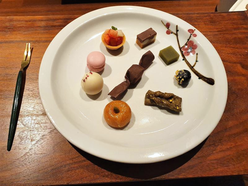 접시에-담긴-디저트