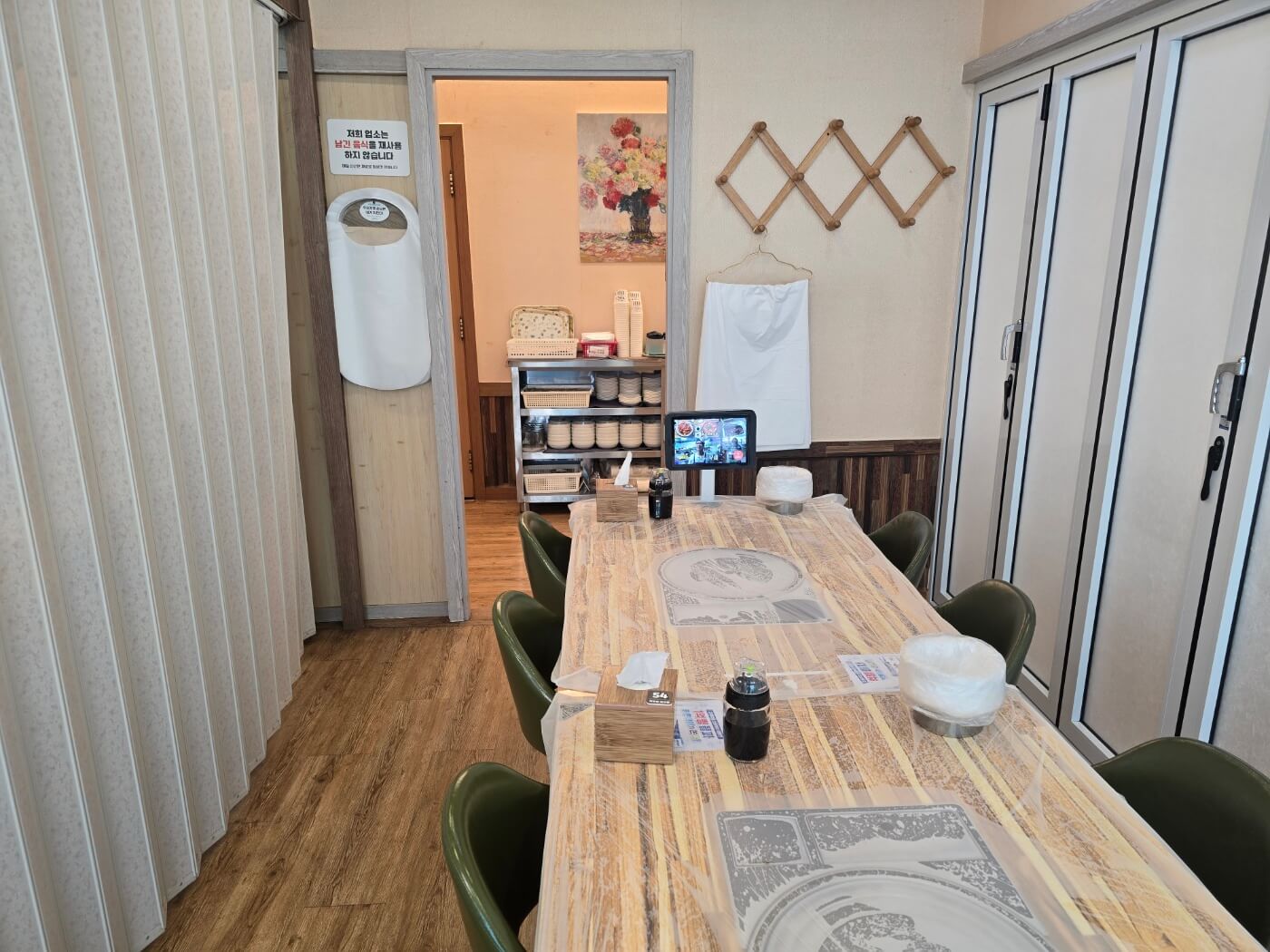 대왕왕 아구찜 칸막이로 나누어진 실내사진 깨긋한 테이블