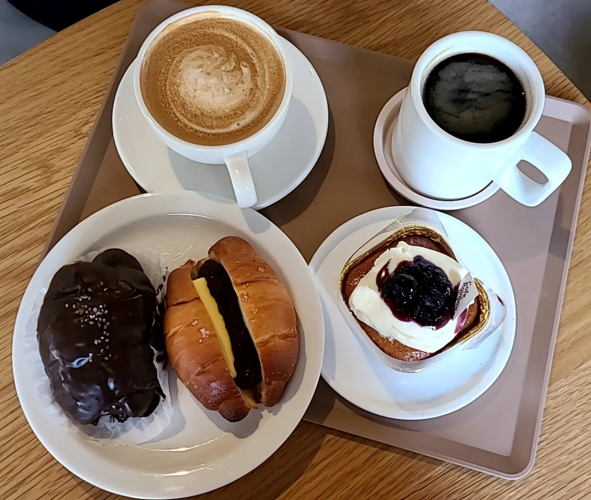테이블위-초코소금빵-앙버터소금빵-블루베리파운드케이크-카페라떼-아메리카노