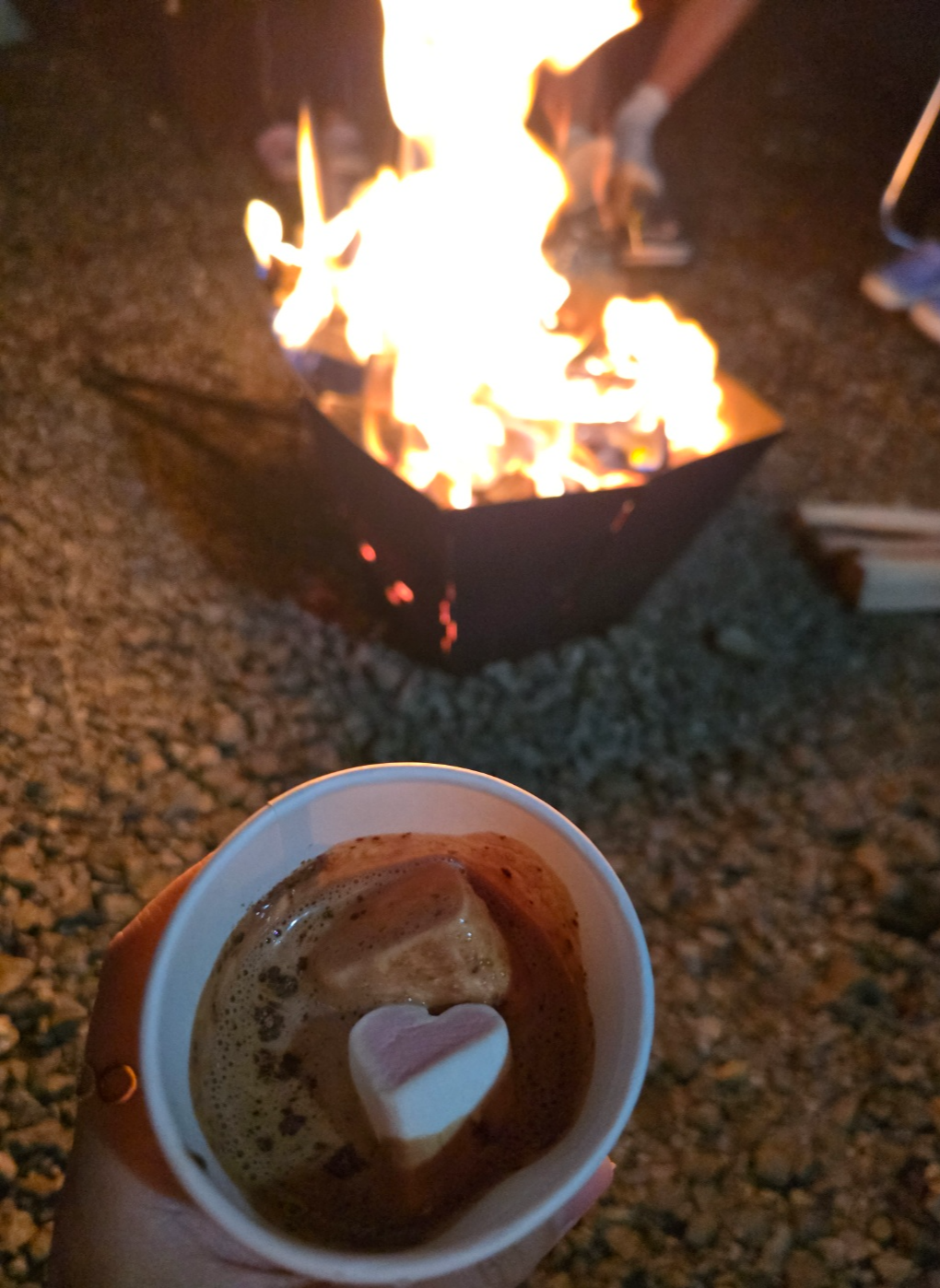 장작불 앞에서 커피 사진