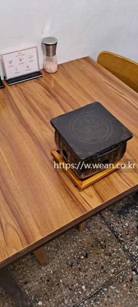 테이블에 화로가 놓여있어요.