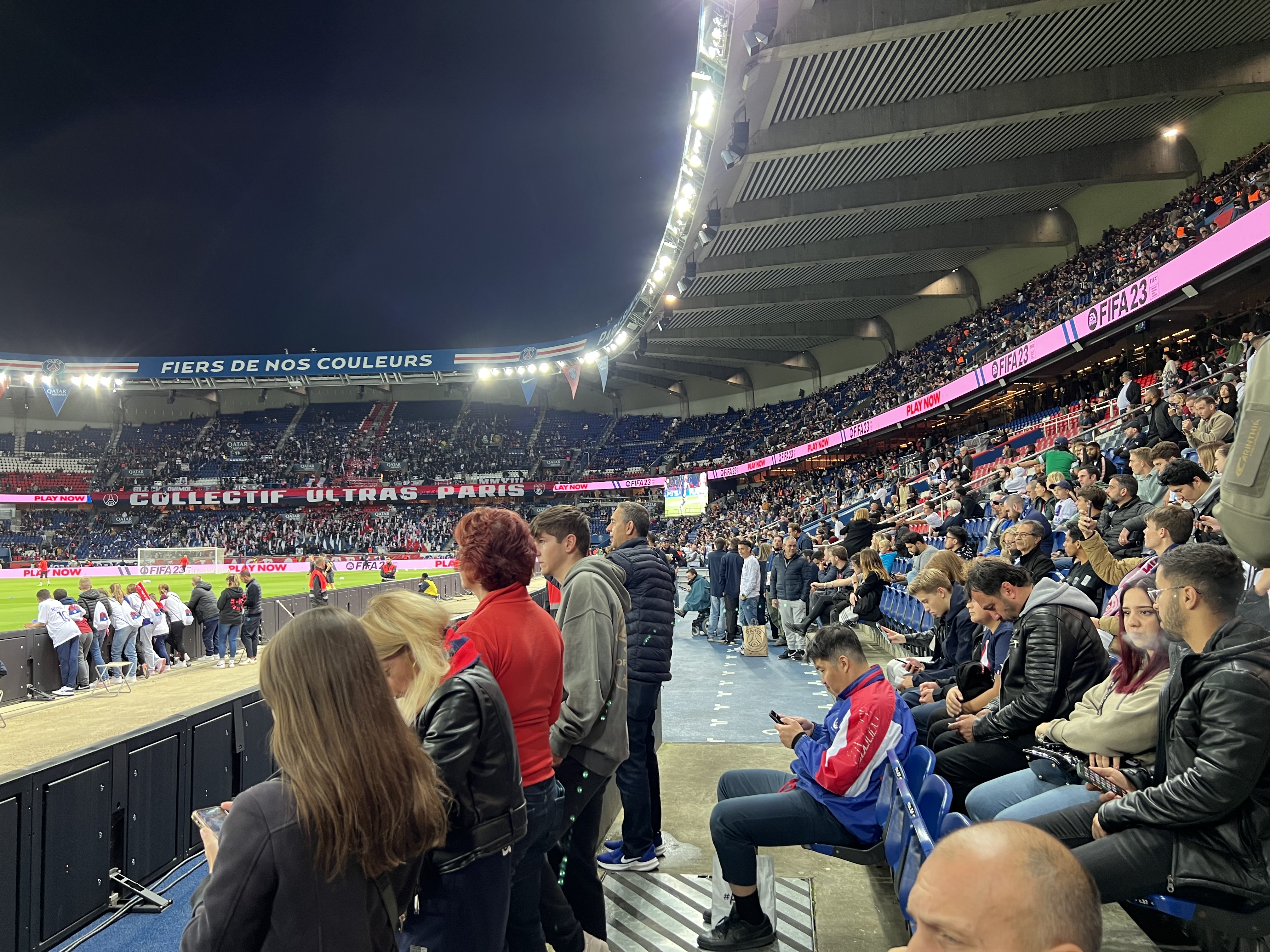 관중석에앉아있는사람들