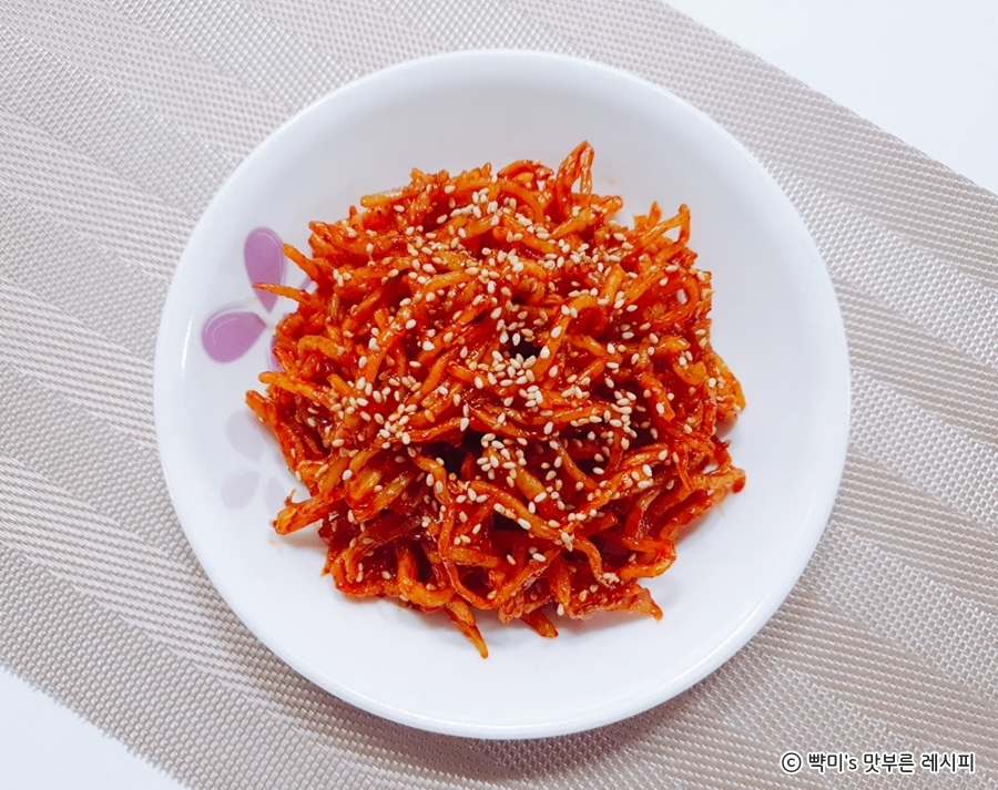 완성된 고추장 진미채볶음을 접시에 담은 모습 밥반찬으로 좋은 부드러운 오징어채볶음