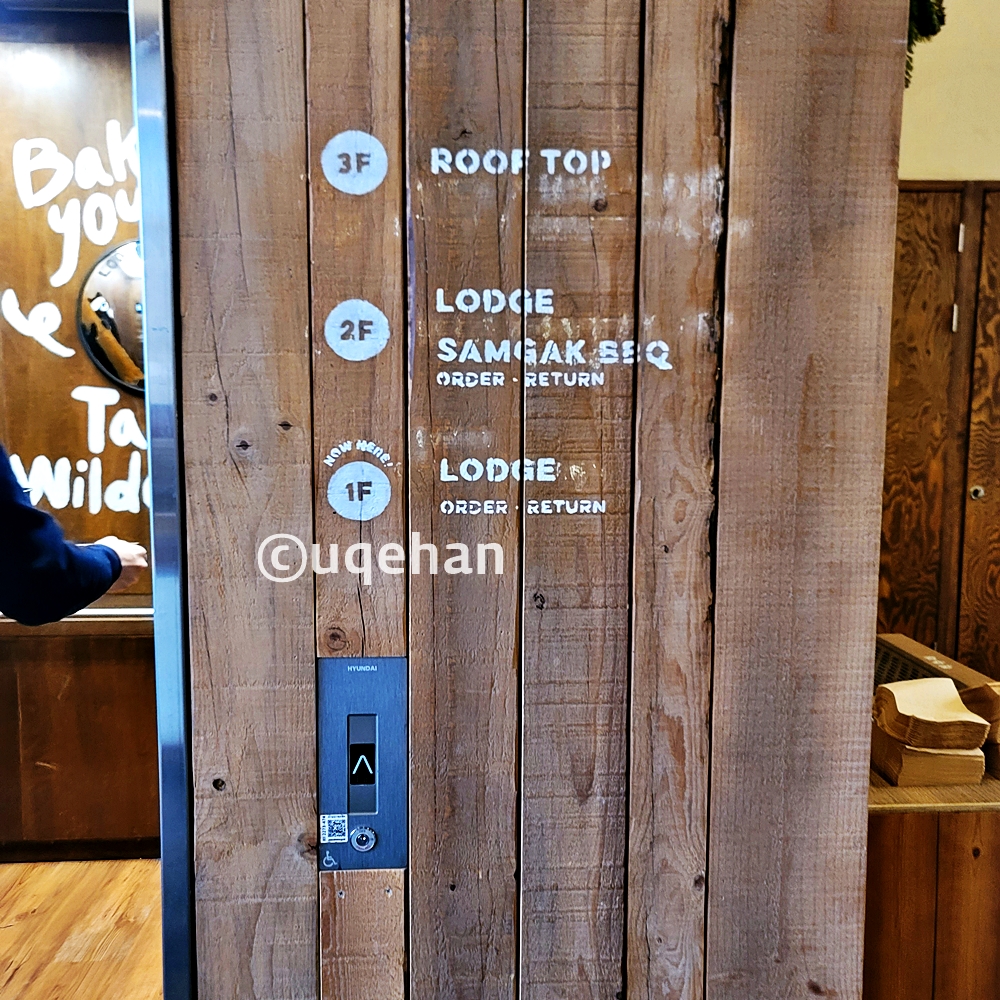 카페 럿지의 엘리베이터사진이다. 층별 안내가 되어있다.