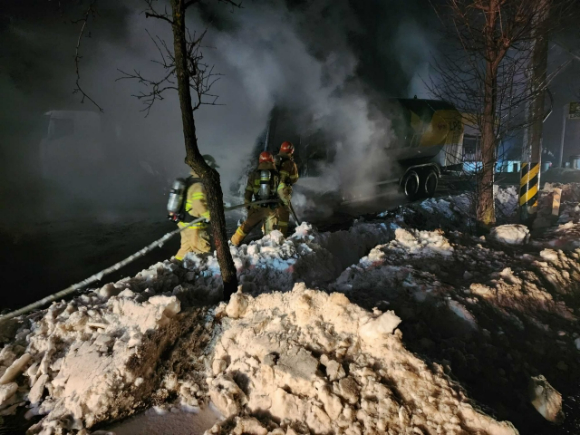 1일 강원 평창군의 한 LPG 충전소에서 폭발 사고가 발생해 소방관들이 화재를 진압하고 있다. [사진=강원특별자치도소방본부]