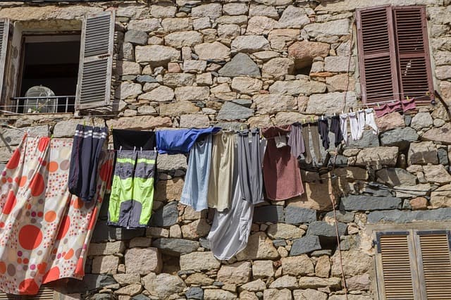 친환경 의류 소재로 전환하기: 우리가 입는 옷이 환경에 미치는 영향