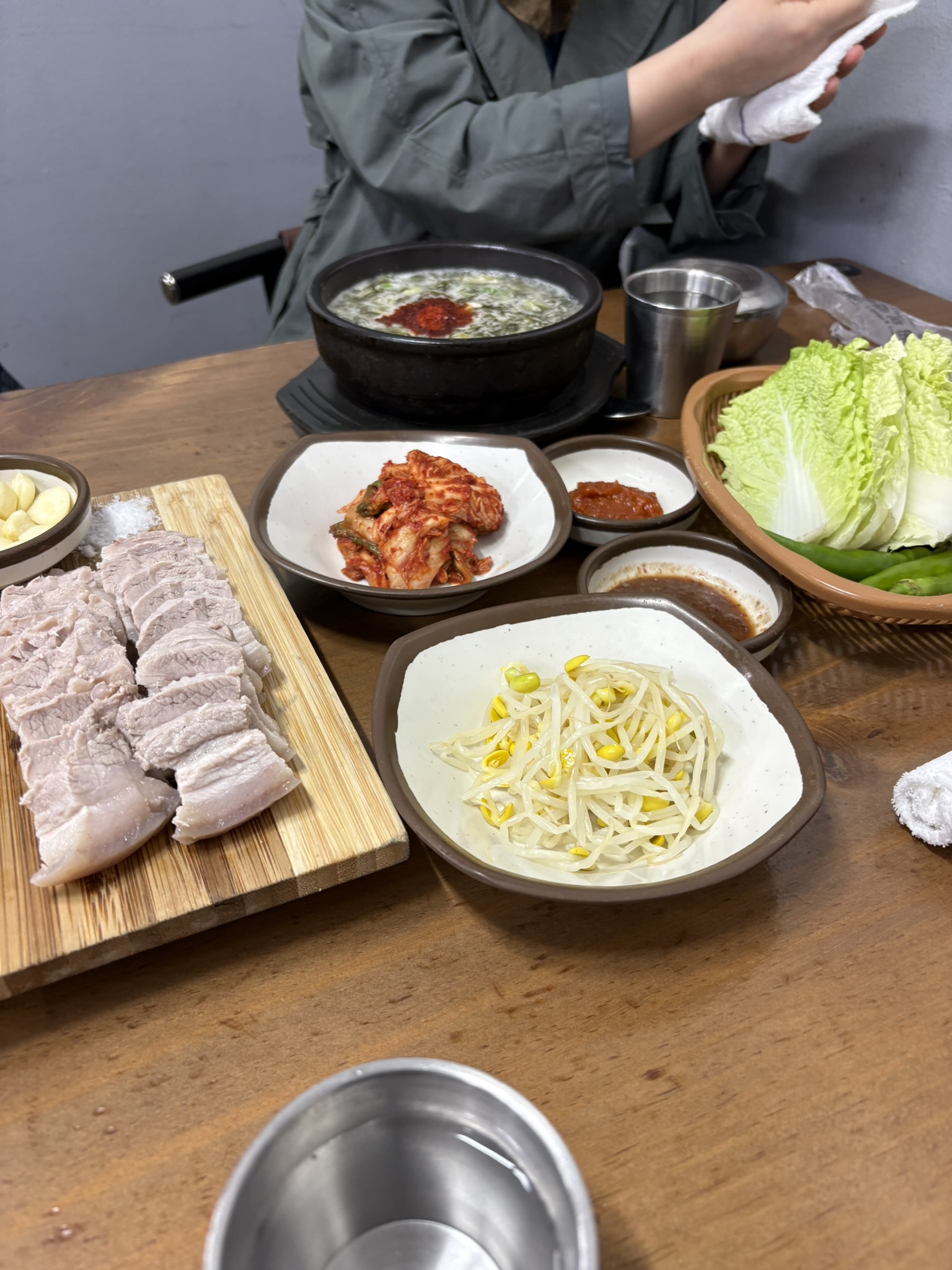 제주 현지인 맛집 추천: 칼칼한 몸국과 부드러운 돔베고기의 조화, '신설오름'