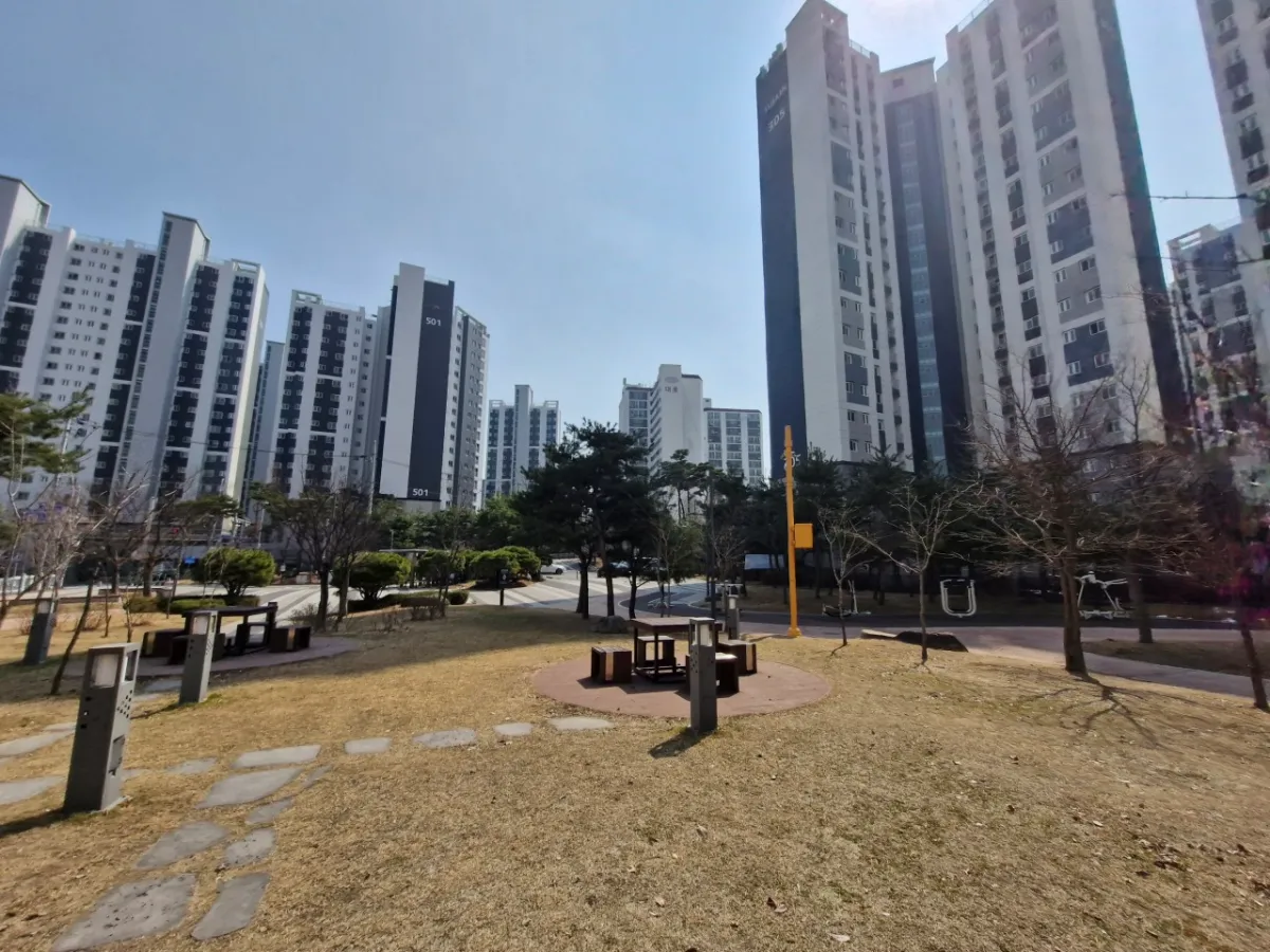 공원에서-바라보고-있는-신축아파트