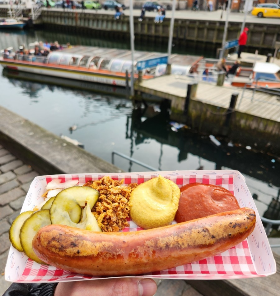 덴마크 코펜하겐 북유럽 대표 명소 뉘하운 운하 전경과 핫도그