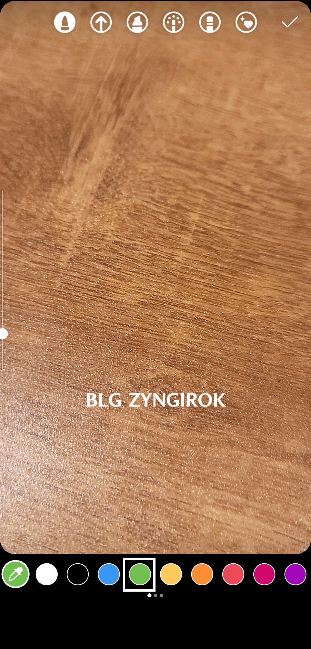 배경색으로-지정하고-싶은-색을-하단의-팔레트에서-선택한다.